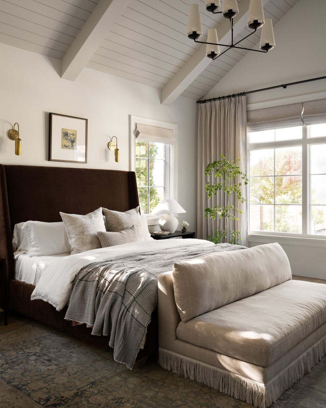 20 Stunning Vaulted Ceiling Bedroom Ideas to Inspire You