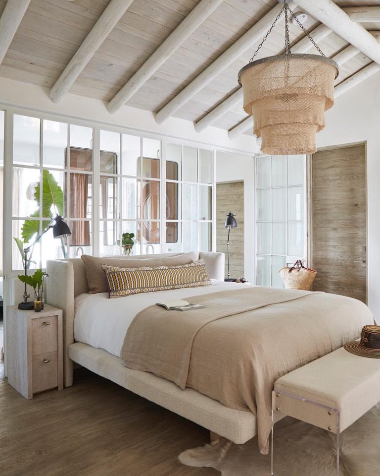 20 Stunning Vaulted Ceiling Bedroom Ideas to Inspire You